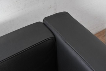 中古　美品　Cassina(カッシーナ)　ル・コルビュジエ(Le Corbusier)　LC3　GRAND CONFORT, GRAND MODELE(グランコンフォール グランモデル)　本革製　黒い張地と金属フレームの対比が際立つモダンな1人掛けソファ　定価約137万円　(R-090600)