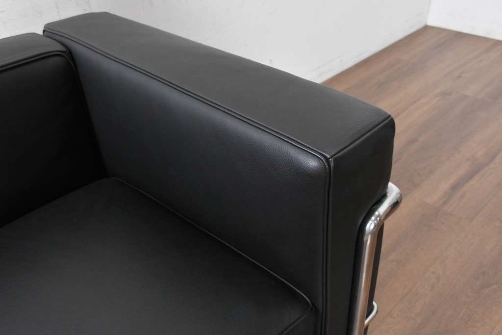 中古　美品　Cassina(カッシーナ)　ル・コルビュジエ(Le Corbusier)　LC3　GRAND CONFORT, GRAND MODELE(グランコンフォール グランモデル)　本革製　黒い張地と金属フレームの対比が際立つモダンな1人掛けソファ　定価約137万円　(R-090600)