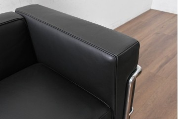 中古　美品　Cassina(カッシーナ)　ル・コルビュジエ(Le Corbusier)　LC3　GRAND CONFORT, GRAND MODELE(グランコンフォール グランモデル)　本革製　黒い張地と金属フレームの対比が際立つモダンな1人掛けソファ　定価約137万円　(R-090600)