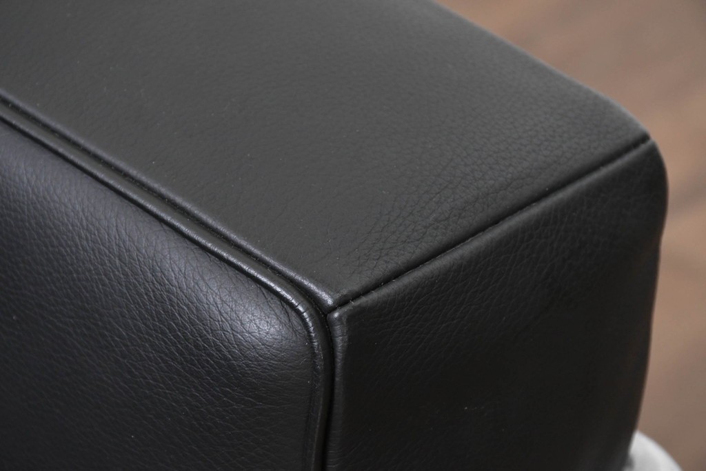 中古　美品　Cassina(カッシーナ)　ル・コルビュジエ(Le Corbusier)　LC3　GRAND CONFORT, GRAND MODELE(グランコンフォール グランモデル)　本革製　黒い張地と金属フレームの対比が際立つモダンな1人掛けソファ　定価約137万円　(R-090600)