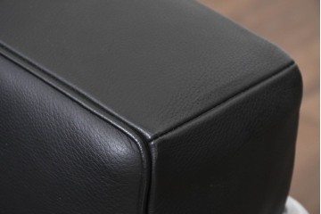 中古　美品　Cassina(カッシーナ)　ル・コルビュジエ(Le Corbusier)　LC3　GRAND CONFORT, GRAND MODELE(グランコンフォール グランモデル)　本革製　黒い張地と金属フレームの対比が際立つモダンな1人掛けソファ　定価約137万円　(R-090600)