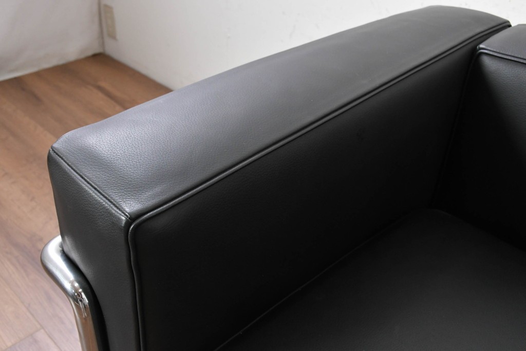 中古　美品　Cassina(カッシーナ)　ル・コルビュジエ(Le Corbusier)　LC3　GRAND CONFORT, GRAND MODELE(グランコンフォール グランモデル)　本革製　黒い張地と金属フレームの対比が際立つモダンな1人掛けソファ　定価約137万円　(R-090600)