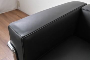 中古　美品　Cassina(カッシーナ)　ル・コルビュジエ(Le Corbusier)　LC3　GRAND CONFORT, GRAND MODELE(グランコンフォール グランモデル)　本革製　黒い張地と金属フレームの対比が際立つモダンな1人掛けソファ　定価約137万円　(R-090600)