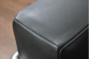 中古　美品　Cassina(カッシーナ)　ル・コルビュジエ(Le Corbusier)　LC3　GRAND CONFORT, GRAND MODELE(グランコンフォール グランモデル)　本革製　黒い張地と金属フレームの対比が際立つモダンな1人掛けソファ　定価約137万円　(R-090600)