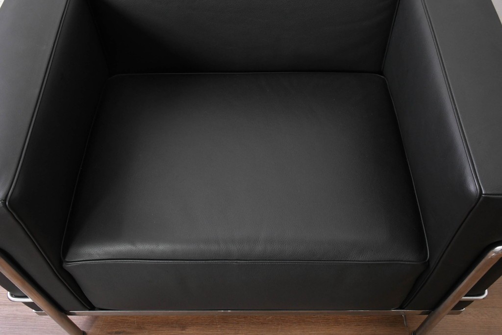 中古　美品　Cassina(カッシーナ)　ル・コルビュジエ(Le Corbusier)　LC3　GRAND CONFORT, GRAND MODELE(グランコンフォール グランモデル)　本革製　黒い張地と金属フレームの対比が際立つモダンな1人掛けソファ　定価約137万円　(R-090600)