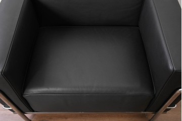 中古　美品　Cassina(カッシーナ)　ル・コルビュジエ(Le Corbusier)　LC3　GRAND CONFORT, GRAND MODELE(グランコンフォール グランモデル)　本革製　黒い張地と金属フレームの対比が際立つモダンな1人掛けソファ　定価約137万円　(R-090600)