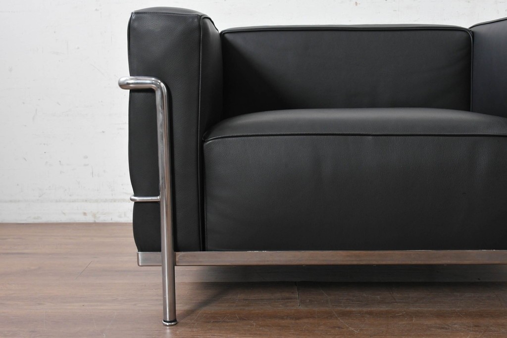 中古　美品　Cassina(カッシーナ)　ル・コルビュジエ(Le Corbusier)　LC3　GRAND CONFORT, GRAND MODELE(グランコンフォール グランモデル)　本革製　黒い張地と金属フレームの対比が際立つモダンな1人掛けソファ　定価約137万円　(R-090600)