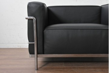 中古　美品　Cassina(カッシーナ)　ル・コルビュジエ(Le Corbusier)　LC3　GRAND CONFORT, GRAND MODELE(グランコンフォール グランモデル)　本革製　黒い張地と金属フレームの対比が際立つモダンな1人掛けソファ　定価約137万円　(R-090600)