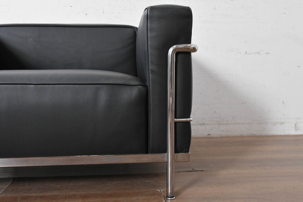 中古　美品　Cassina(カッシーナ)　ル・コルビュジエ(Le Corbusier)　LC3　GRAND CONFORT, GRAND MODELE(グランコンフォール グランモデル)　本革製　黒い張地と金属フレームの対比が際立つモダンな1人掛けソファ　定価約137万円　(R-090600)