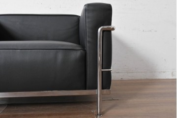 中古　美品　Cassina(カッシーナ)　ル・コルビュジエ(Le Corbusier)　LC3　GRAND CONFORT, GRAND MODELE(グランコンフォール グランモデル)　本革製　黒い張地と金属フレームの対比が際立つモダンな1人掛けソファ　定価約137万円　(R-090600)
