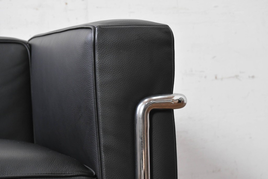 中古　美品　Cassina(カッシーナ)　ル・コルビュジエ(Le Corbusier)　LC3　GRAND CONFORT, GRAND MODELE(グランコンフォール グランモデル)　本革製　黒い張地と金属フレームの対比が際立つモダンな1人掛けソファ　定価約137万円　(R-090600)