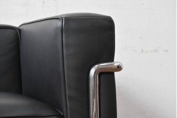 中古　美品　Cassina(カッシーナ)　ル・コルビュジエ(Le Corbusier)　LC3　GRAND CONFORT, GRAND MODELE(グランコンフォール グランモデル)　本革製　黒い張地と金属フレームの対比が際立つモダンな1人掛けソファ　定価約137万円　(R-090600)