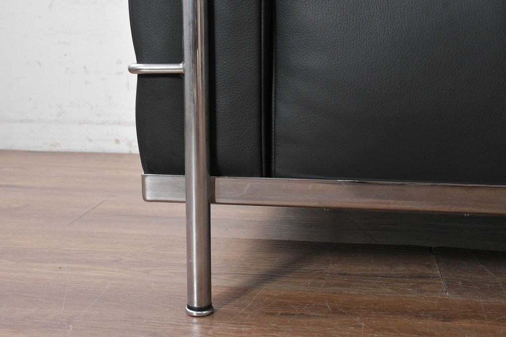 中古　美品　Cassina(カッシーナ)　ル・コルビュジエ(Le Corbusier)　LC3　GRAND CONFORT, GRAND MODELE(グランコンフォール グランモデル)　本革製　黒い張地と金属フレームの対比が際立つモダンな1人掛けソファ　定価約137万円　(R-090600)