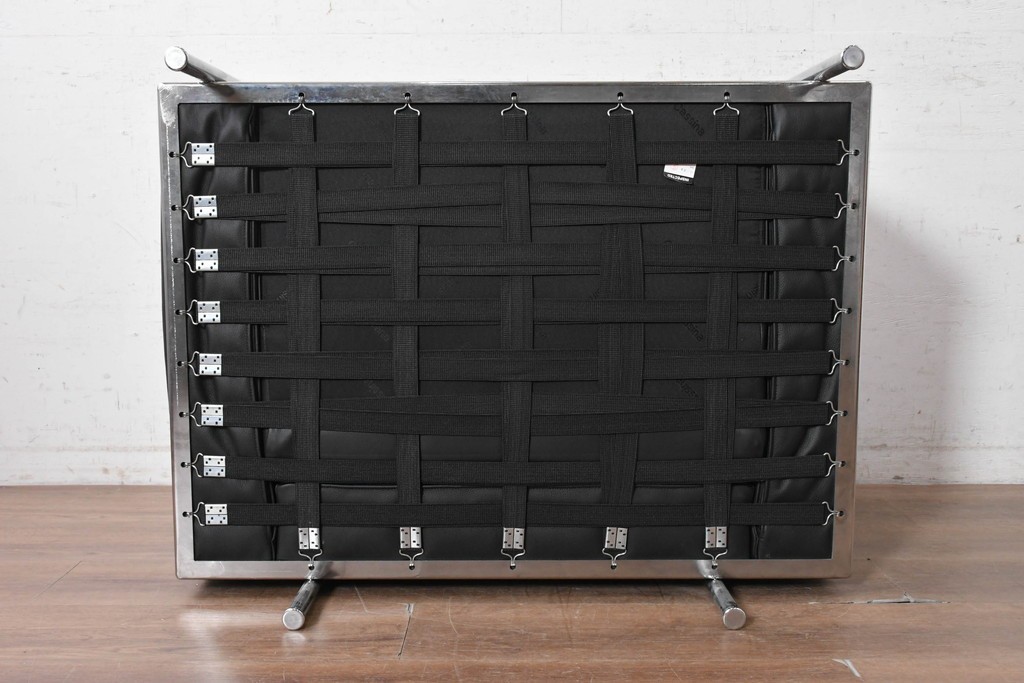 中古　美品　Cassina(カッシーナ)　ル・コルビュジエ(Le Corbusier)　LC3　GRAND CONFORT, GRAND MODELE(グランコンフォール グランモデル)　本革製　黒い張地と金属フレームの対比が際立つモダンな1人掛けソファ　定価約137万円　(R-090600)