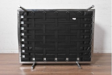 中古　美品　Cassina(カッシーナ)　ル・コルビュジエ(Le Corbusier)　LC3　GRAND CONFORT, GRAND MODELE(グランコンフォール グランモデル)　本革製　黒い張地と金属フレームの対比が際立つモダンな1人掛けソファ　定価約137万円　(R-090600)