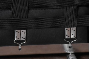 中古　美品　Cassina(カッシーナ)　ル・コルビュジエ(Le Corbusier)　LC3　GRAND CONFORT, GRAND MODELE(グランコンフォール グランモデル)　本革製　黒い張地と金属フレームの対比が際立つモダンな1人掛けソファ　定価約137万円　(R-090600)