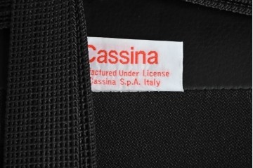 中古　美品　Cassina(カッシーナ)　ル・コルビュジエ(Le Corbusier)　LC3　GRAND CONFORT, GRAND MODELE(グランコンフォール グランモデル)　本革製　黒い張地と金属フレームの対比が際立つモダンな1人掛けソファ　定価約137万円　(R-090600)