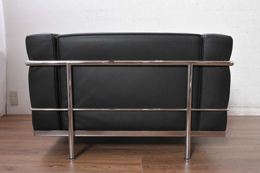 中古　美品　Cassina(カッシーナ)　ル・コルビュジエ(Le Corbusier)　LC3　GRAND CONFORT, GRAND MODELE(グランコンフォール グランモデル)　本革製　黒い張地と金属フレームの対比が際立つモダンな1人掛けソファ　定価約137万円　(R-090600)
