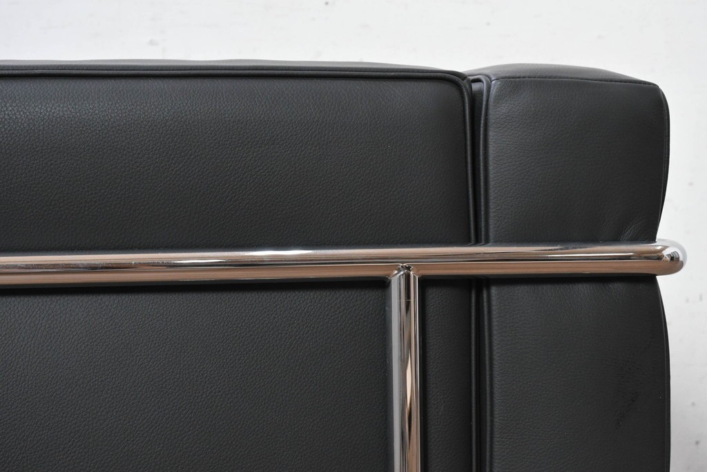 中古　美品　Cassina(カッシーナ)　ル・コルビュジエ(Le Corbusier)　LC3　GRAND CONFORT, GRAND MODELE(グランコンフォール グランモデル)　本革製　黒い張地と金属フレームの対比が際立つモダンな1人掛けソファ　定価約137万円　(R-090600)