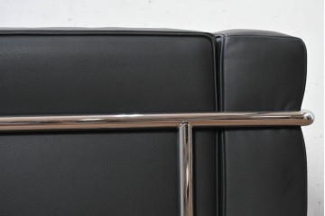 中古　美品　Cassina(カッシーナ)　ル・コルビュジエ(Le Corbusier)　LC3　GRAND CONFORT, GRAND MODELE(グランコンフォール グランモデル)　本革製　黒い張地と金属フレームの対比が際立つモダンな1人掛けソファ　定価約137万円　(R-090600)