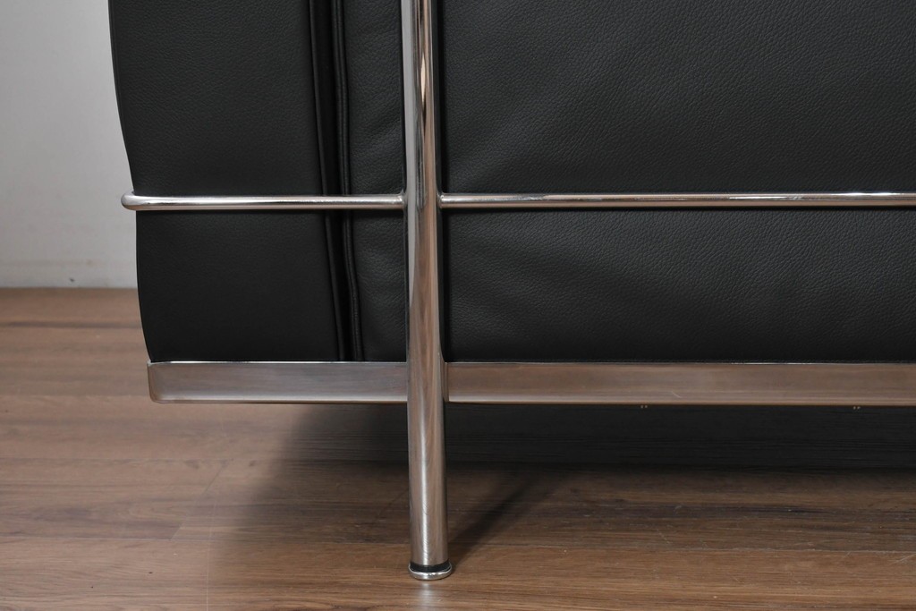 中古　美品　Cassina(カッシーナ)　ル・コルビュジエ(Le Corbusier)　LC3　GRAND CONFORT, GRAND MODELE(グランコンフォール グランモデル)　本革製　黒い張地と金属フレームの対比が際立つモダンな1人掛けソファ　定価約137万円　(R-090600)