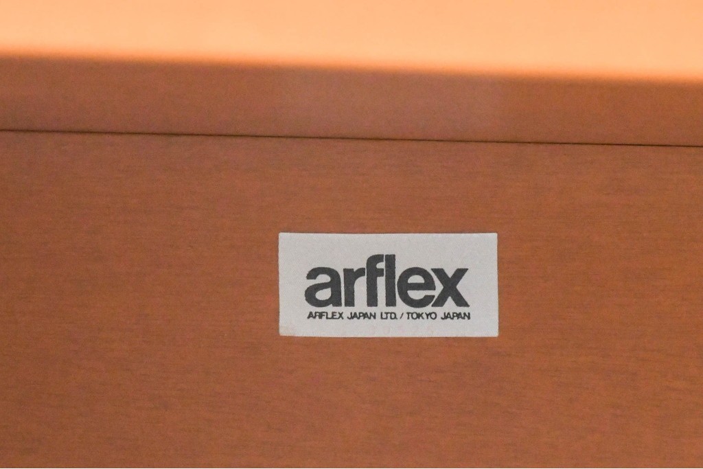 中古　美品　arflex(アルフレックス)　PORTO(ポルト)　天板の柔らかなカーブが印象的なネストサイドテーブル　定価約11万円　(R-090603)