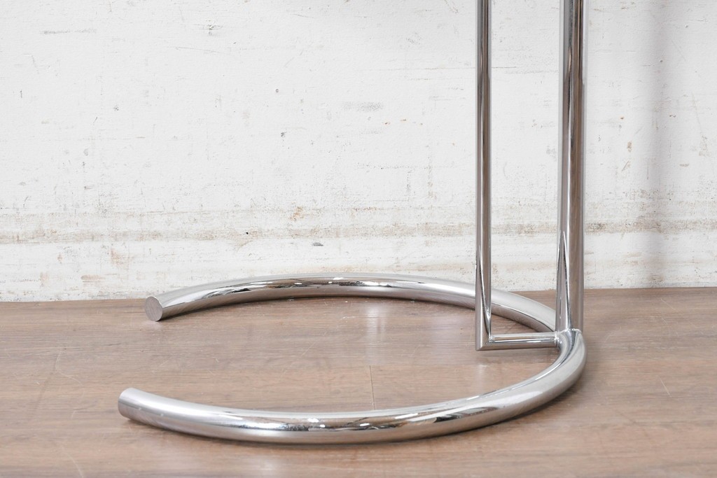 中古　美品　Cassina ixc.(カッシーナイクスシー)取り扱い　ClassiCon(クラシコン)　Eileen Gray(アイリーン・グレイ)　ADJUSTABLE TABLE(アジャスタブルテーブル)　E1027　サイドテーブル　定価約21万円　(R-090604)