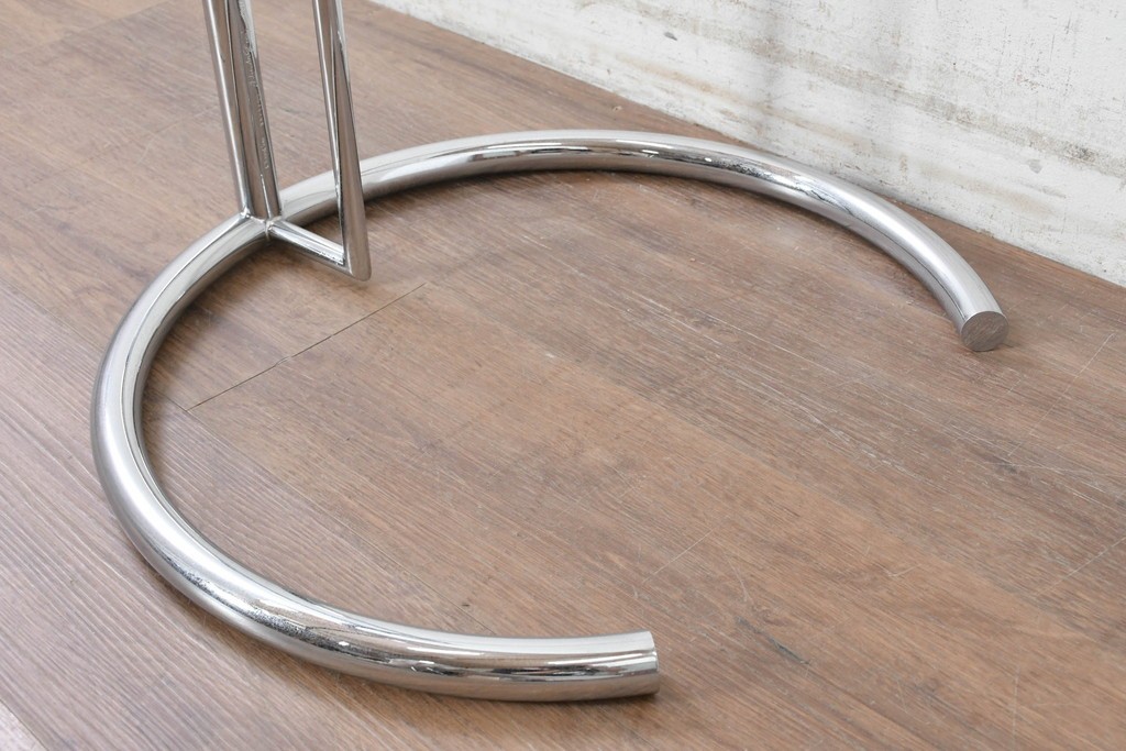 中古　美品　Cassina ixc.(カッシーナイクスシー)取り扱い　ClassiCon(クラシコン)　Eileen Gray(アイリーン・グレイ)　ADJUSTABLE TABLE(アジャスタブルテーブル)　E1027　サイドテーブル　定価約21万円　(R-090604)