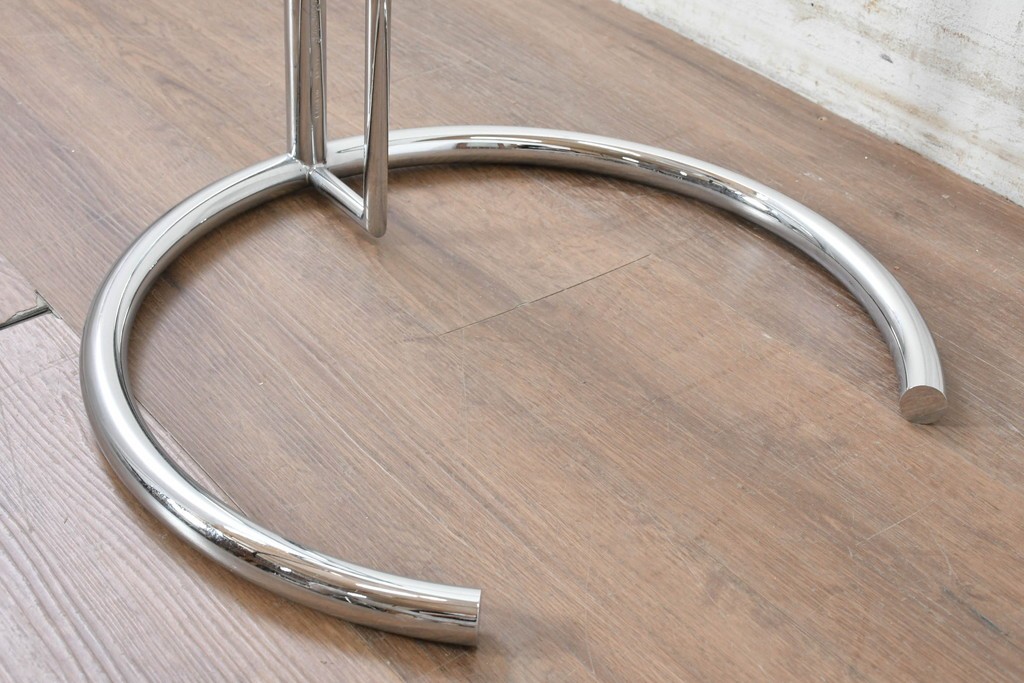 中古　美品　Cassina ixc.(カッシーナイクスシー)取り扱い　ClassiCon(クラシコン)　Eileen Gray(アイリーン・グレイ)　ADJUSTABLE TABLE(アジャスタブルテーブル)　E1027　サイドテーブル　定価約21万円　(R-090606)