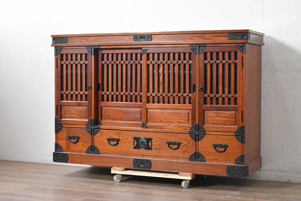 中古　美品　高級品　ニレ材　格子戸と装飾金具が印象的な水屋箪笥サイドボード　(R-090609)