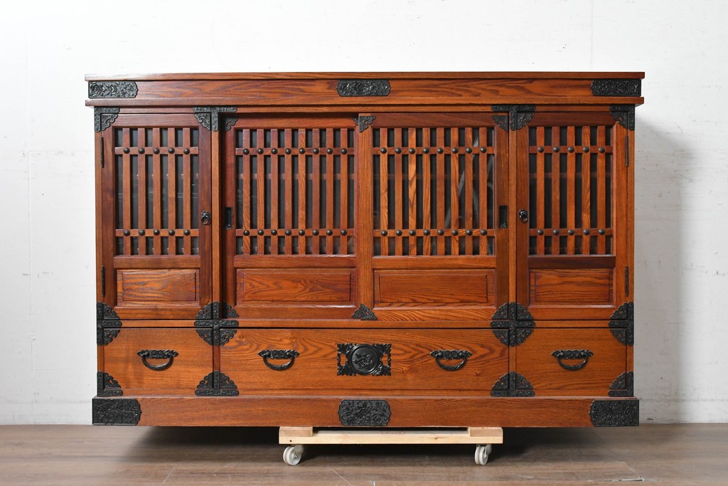 中古　美品　高級品　ニレ材　格子戸と装飾金具が印象的な水屋箪笥サイドボード　(R-090609)