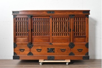 中古　美品　高級品　ニレ材　格子戸と装飾金具が印象的な水屋箪笥サイドボード　(R-090609)