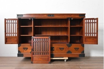 中古　美品　高級品　ニレ材　格子戸と装飾金具が印象的な水屋箪笥サイドボード　(R-090609)