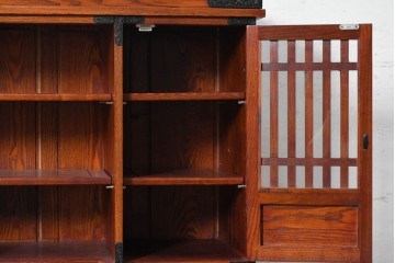 中古　美品　高級品　ニレ材　格子戸と装飾金具が印象的な水屋箪笥サイドボード　(R-090609)