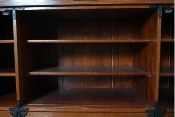 中古　美品　高級品　ニレ材　格子戸と装飾金具が印象的な水屋箪笥サイドボード　(R-090609)