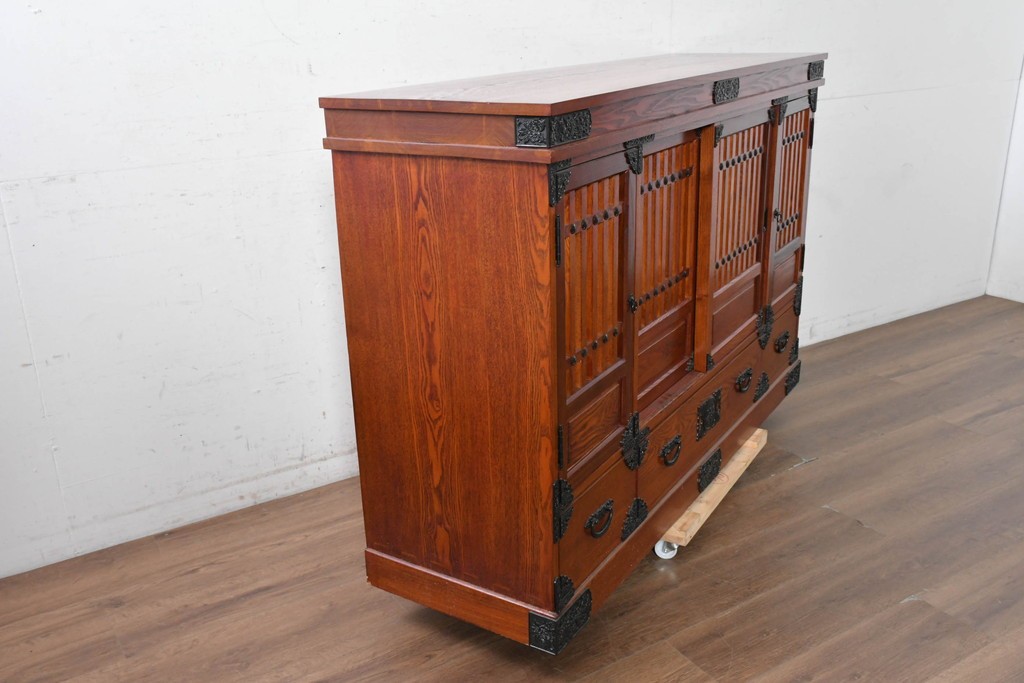 中古　美品　高級品　ニレ材　格子戸と装飾金具が印象的な水屋箪笥サイドボード　(R-090609)