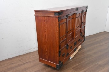 中古　美品　高級品　ニレ材　格子戸と装飾金具が印象的な水屋箪笥サイドボード　(R-090609)