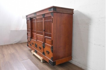 中古　美品　高級品　ニレ材　格子戸と装飾金具が印象的な水屋箪笥サイドボード　(R-090609)