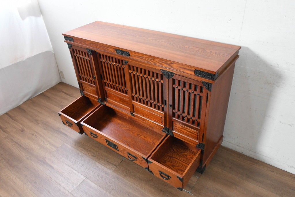 中古　美品　高級品　ニレ材　格子戸と装飾金具が印象的な水屋箪笥サイドボード　(R-090609)