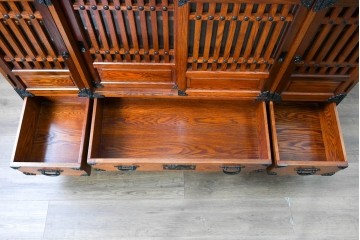 中古　美品　高級品　ニレ材　格子戸と装飾金具が印象的な水屋箪笥サイドボード　(R-090609)
