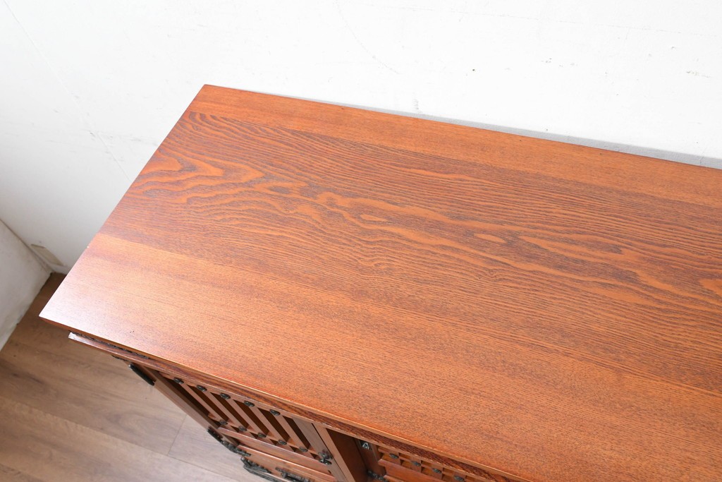 中古　美品　高級品　ニレ材　格子戸と装飾金具が印象的な水屋箪笥サイドボード　(R-090609)