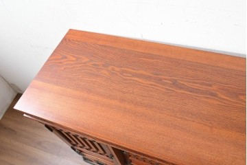 中古　美品　高級品　ニレ材　格子戸と装飾金具が印象的な水屋箪笥サイドボード　(R-090609)