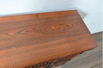中古　美品　高級品　ニレ材　格子戸と装飾金具が印象的な水屋箪笥サイドボード　(R-090609)
