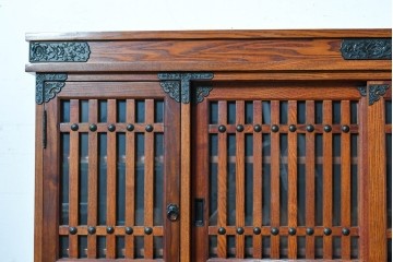 中古　美品　高級品　ニレ材　格子戸と装飾金具が印象的な水屋箪笥サイドボード　(R-090609)