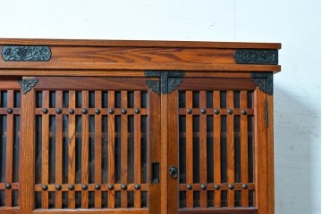 中古　美品　高級品　ニレ材　格子戸と装飾金具が印象的な水屋箪笥サイドボード　(R-090609)