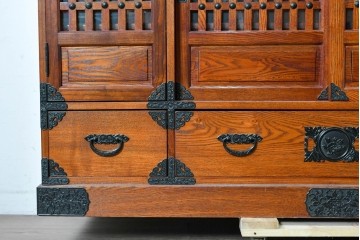 中古　美品　高級品　ニレ材　格子戸と装飾金具が印象的な水屋箪笥サイドボード　(R-090609)