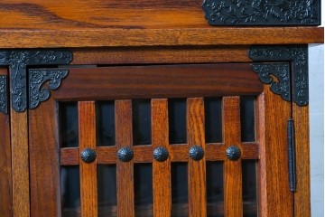 中古　美品　高級品　ニレ材　格子戸と装飾金具が印象的な水屋箪笥サイドボード　(R-090609)