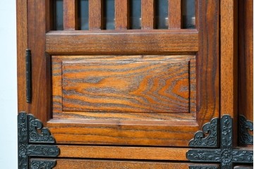 中古　美品　高級品　ニレ材　格子戸と装飾金具が印象的な水屋箪笥サイドボード　(R-090609)
