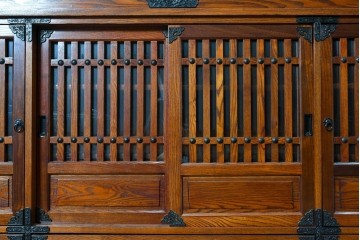 中古　美品　高級品　ニレ材　格子戸と装飾金具が印象的な水屋箪笥サイドボード　(R-090609)