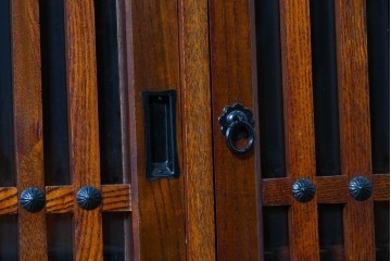 中古　美品　高級品　ニレ材　格子戸と装飾金具が印象的な水屋箪笥サイドボード　(R-090609)